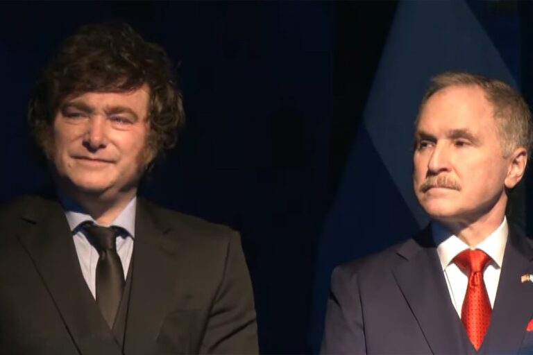 Presidente Javier Milei y embajador Peter Lamelas en la embajada de Estados Unidos