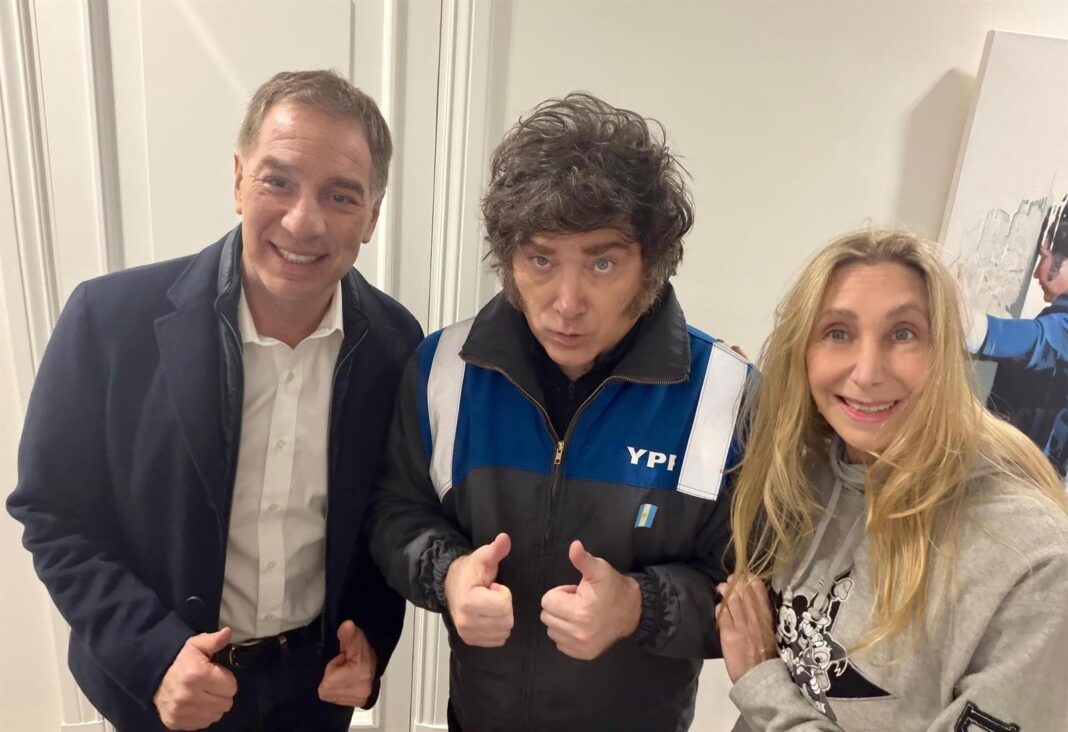 Javier Milei, Diego Santilli y Karina Milei reunidos en la Casa Rosada
