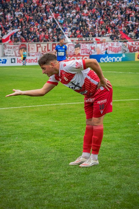 Jugadores de Deportivo Morón celebrando el gol ante Almirante Brown en el estadio Nuevo Francisco Urbano