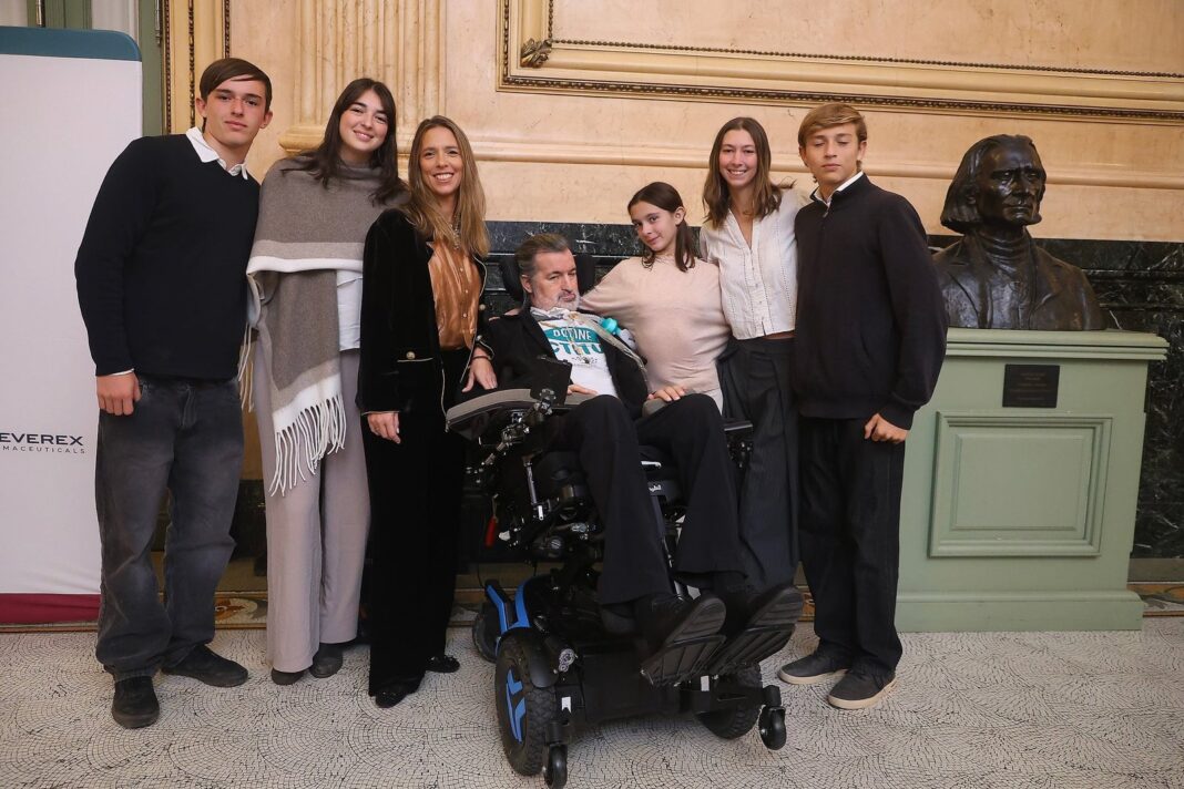 Eugenia Sequeiros habla en el Teatro Colón durante la gala contra la ELA