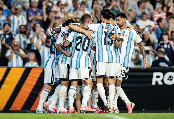 Partido de fútbol del Mundial 2026 con banderas argentinas y estadio de fondo