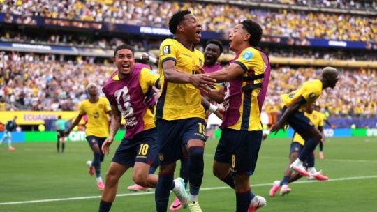 Partido del Mundial 2026 con jugadores en la cancha