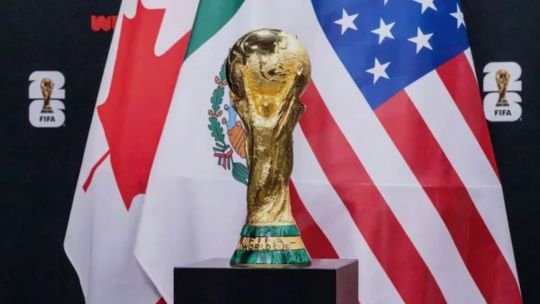 Balón del Mundial 2026 sobre césped