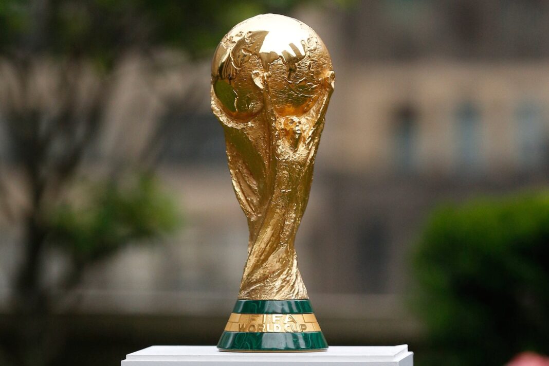 Balón del Mundial 2026 sobre fondo de banderas de países participantes