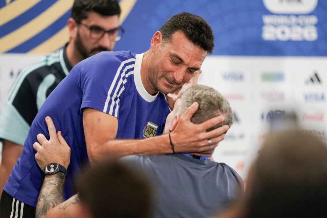 Lionel Scaloni y Martín Palermo durante la conferencia de prensa en Kansas City