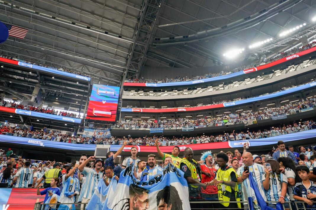 Hinchas argentinos en las gradas de un estadio durante el Mundial 2026