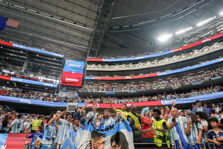 Hinchas argentinos en las gradas de un estadio durante el Mundial 2026