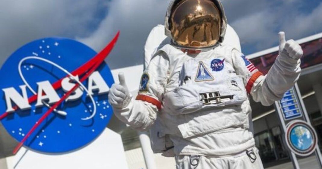 Logotipo de la NASA en un fondo oscuro
