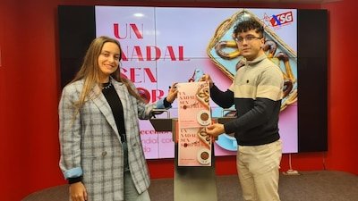 Agente de viajes mostrando ofertas de verano en una pantalla