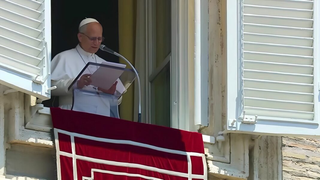 Papa León XIV durante el Ángelus en el Palacio Apostólico