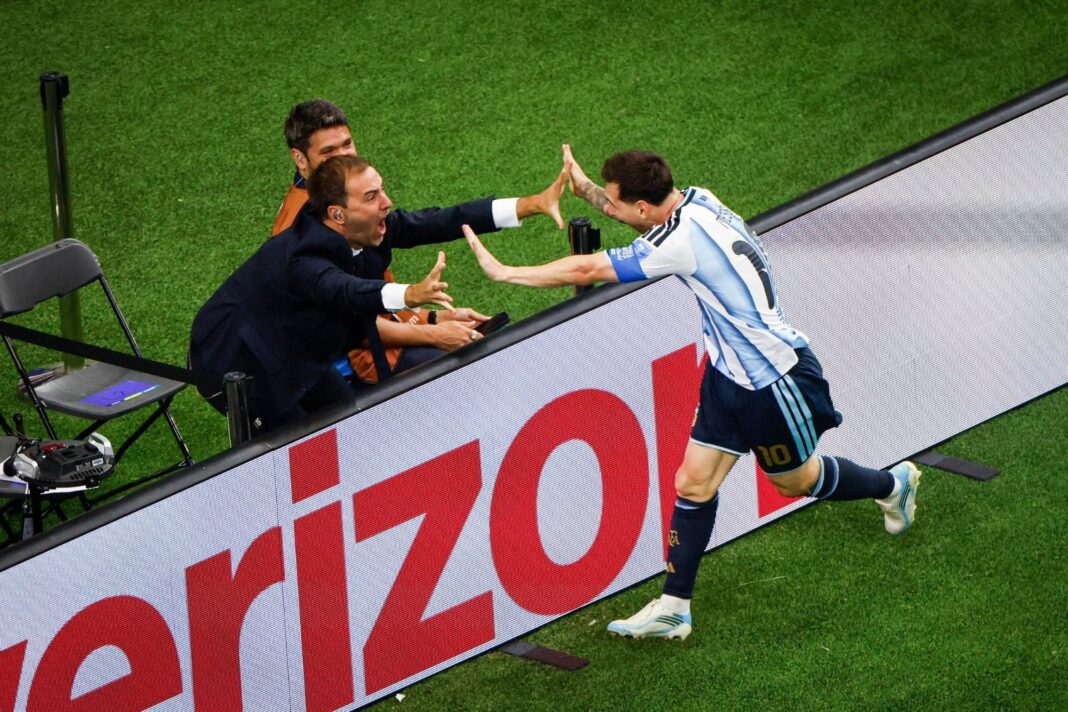 Periodista Joaquín Bruno celebrando con Lionel Messi tras un gol en el Mundial 2026