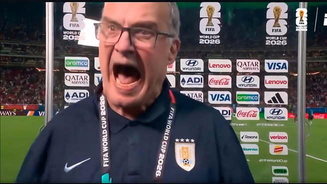 Marcelo Bielsa durante entrevista en campo de juego del Mundial 2026