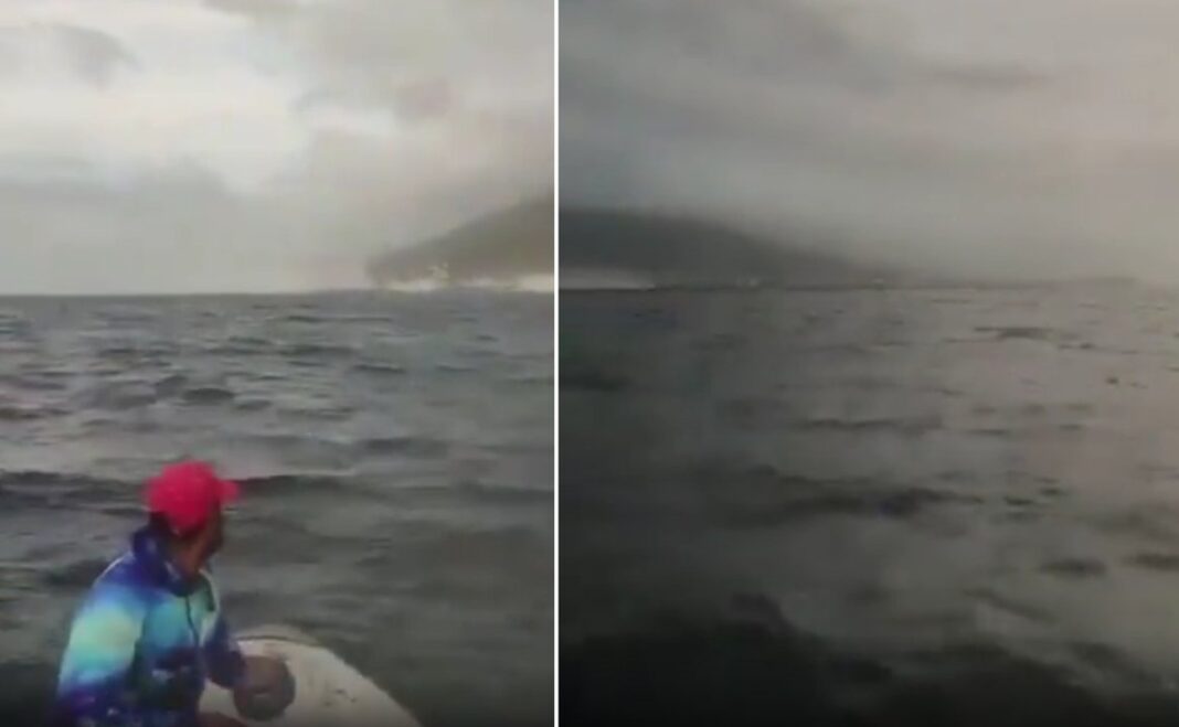 Pescadores en un bote frente a la costa de La Guaira durante el terremoto