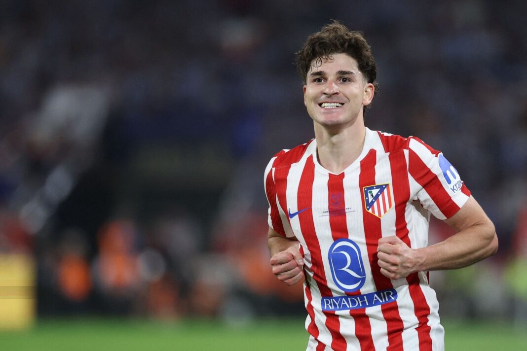 Julián Alvarez con la camiseta de Atlético de Madrid