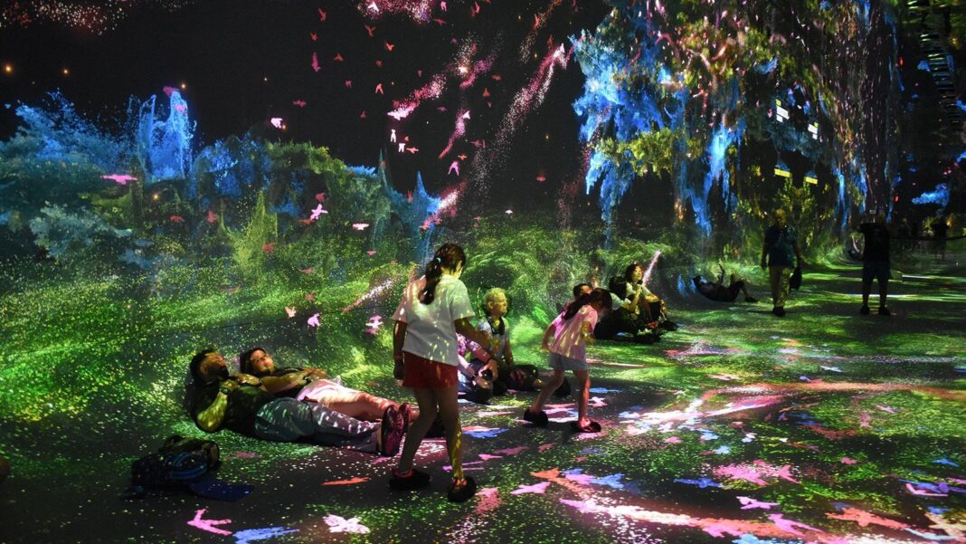 Interior del museo Dataland con proyecciones de la selva amazónica generadas por inteligencia artificial