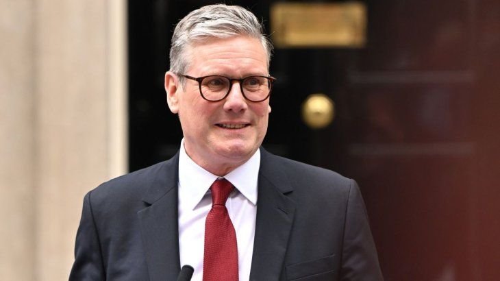 Keir Starmer en conferencia de prensa en Downing Street anunciando la prohibición de redes sociales para menores de 16 años