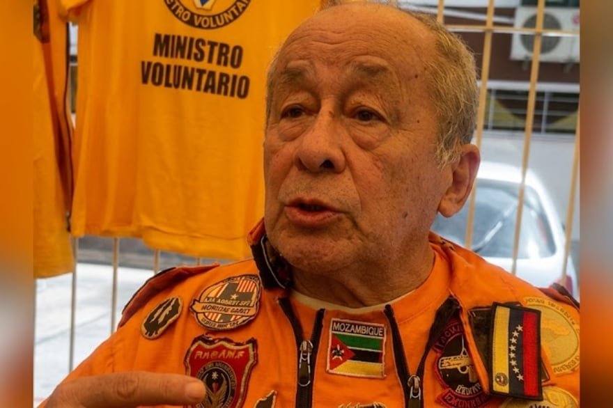 Héctor Méndez, fundador de Los Topos Azteca, durante labores de rescate en Venezuela