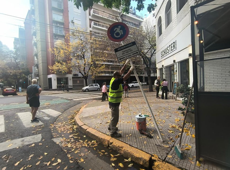 Cartel de estacionamiento reservado para personas con discapacidad en la Ciudad de Buenos Aires