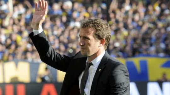 Rodolfo Arruabarrena en el banco de suplentes de Boca Juniors