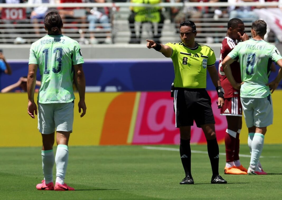 Saíd Martínez arbitrando partido Qatar vs Suiza en el Mundial 2026