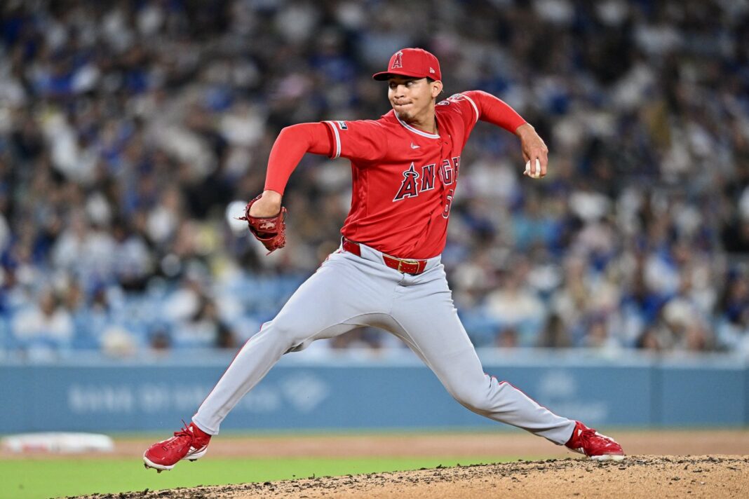 Samuel Natera Jr lanzando en su debut con Los Angeles Angels en la MLB