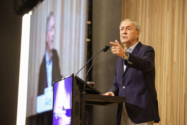 Juan Schiaretti en una conferencia de prensa