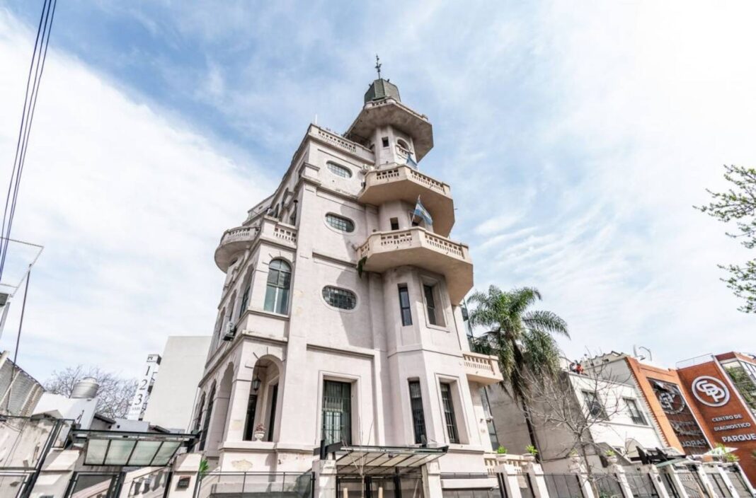 Fachada del Palacio de los Bichos en Villa del Parque, Buenos Aires