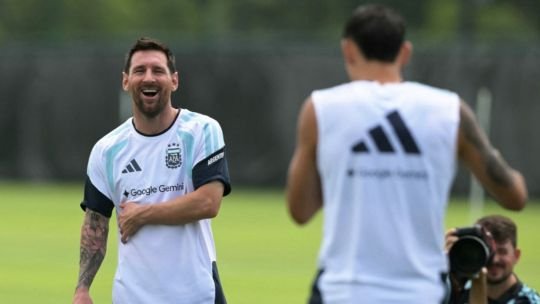 Jugadores de la Selección Argentina en el campo de juego del Arrowhead Stadium