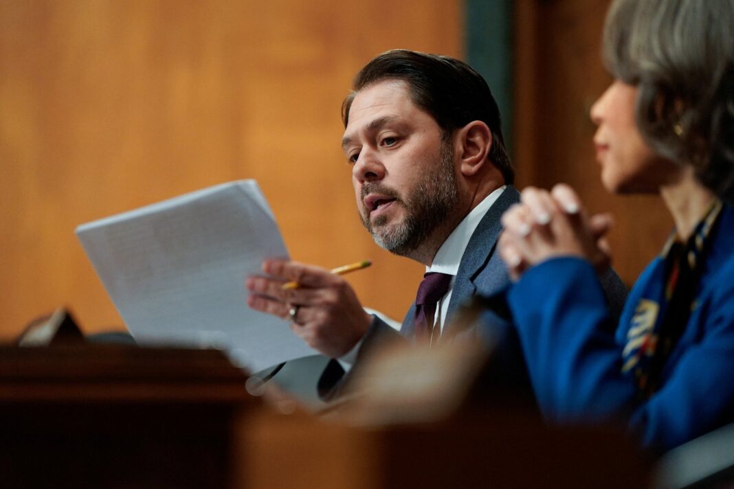 Senador Rubén Gallego habla en el Senado de Estados Unidos