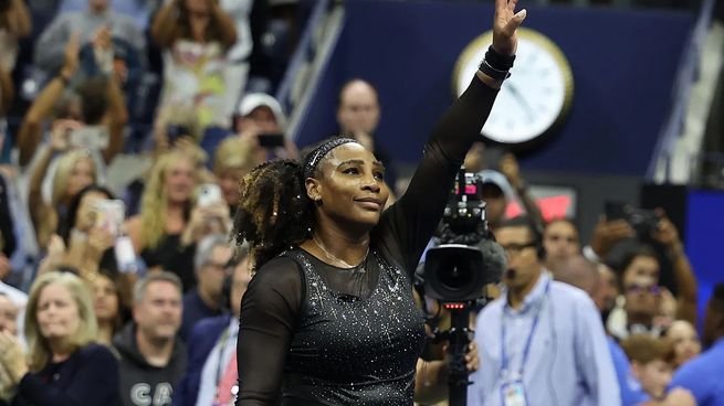 Serena Williams en una cancha de tenis durante su carrera profesional