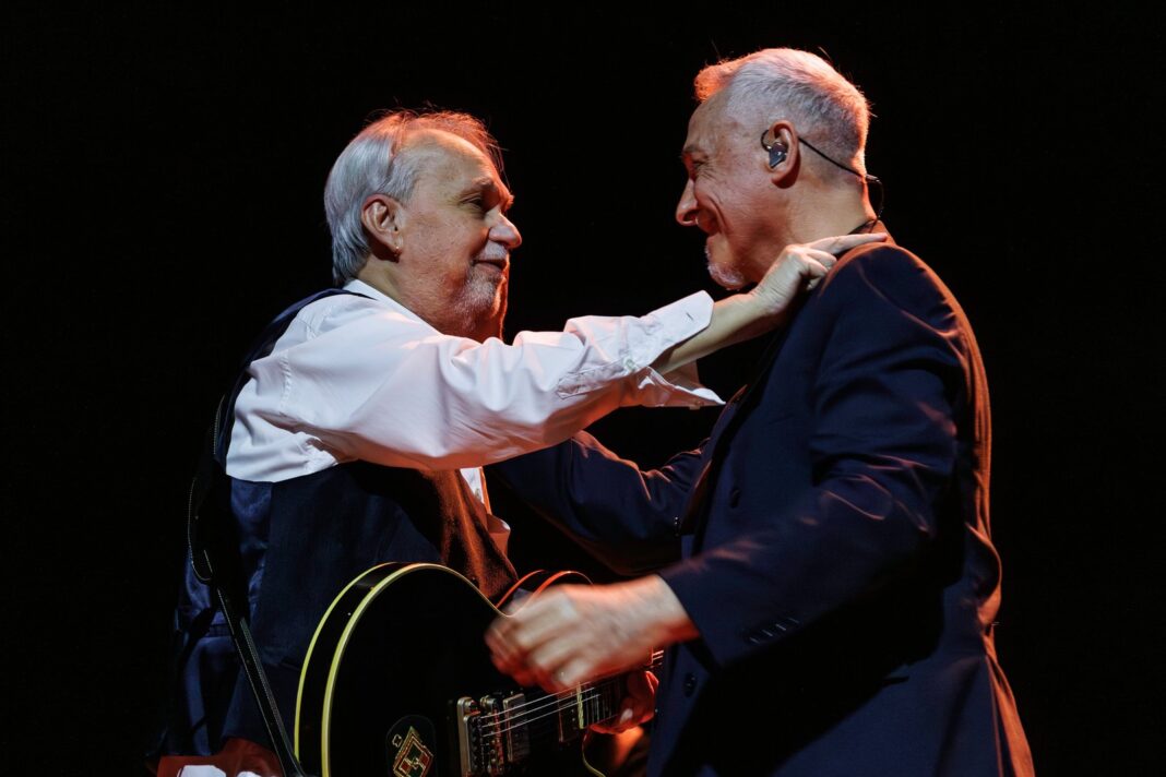 Pedro Aznar y David Lebón en el escenario del Movistar Arena durante el concierto de Serú Girán
