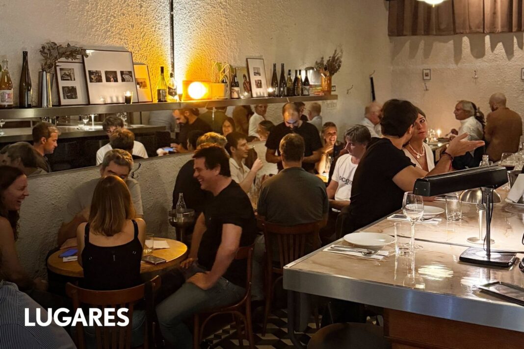Interior del restaurante Silvino en Chacarita, con barra de madera, sillas Thonet y luces tenues