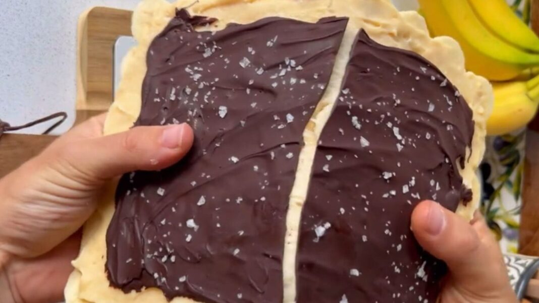 Rodajas de plátano congeladas bañadas en chocolate negro con proteína en polvo