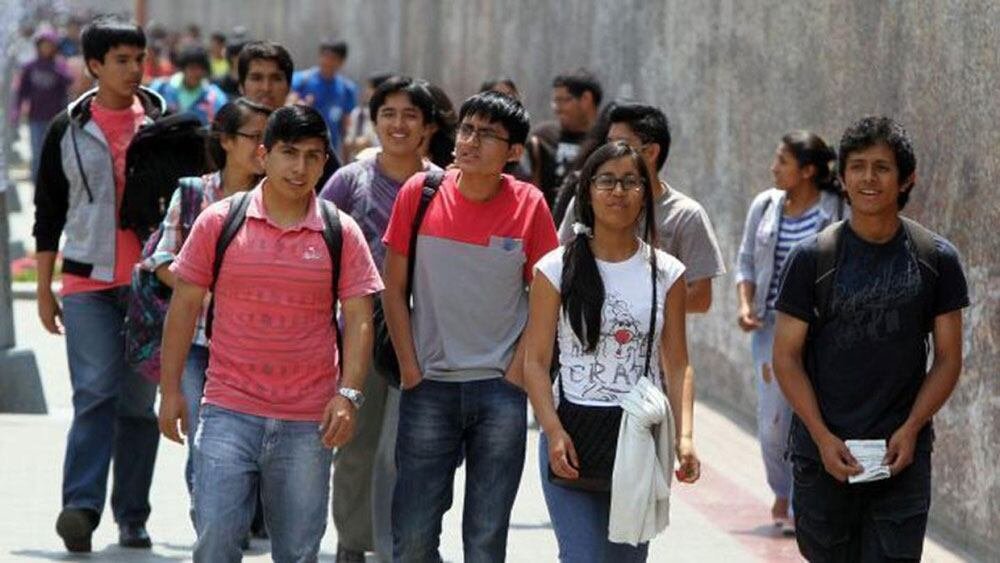 Estudiantes universitarios en un aula de América Latina