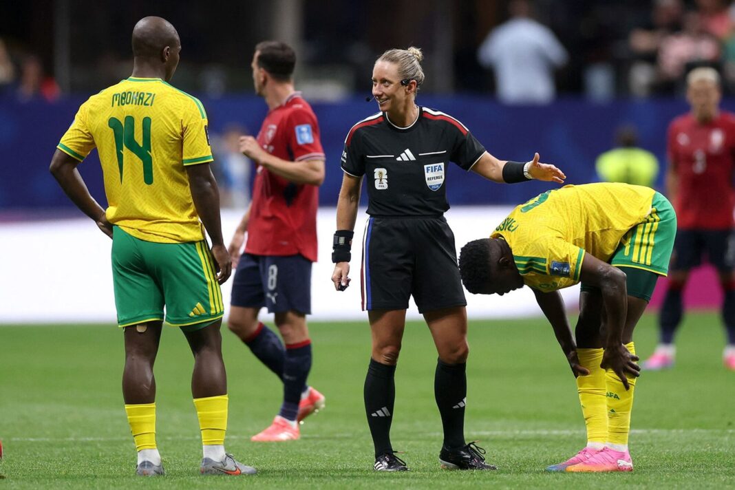 Terna arbitral femenina en el partido República Checa vs. Sudáfrica del Mundial 2026