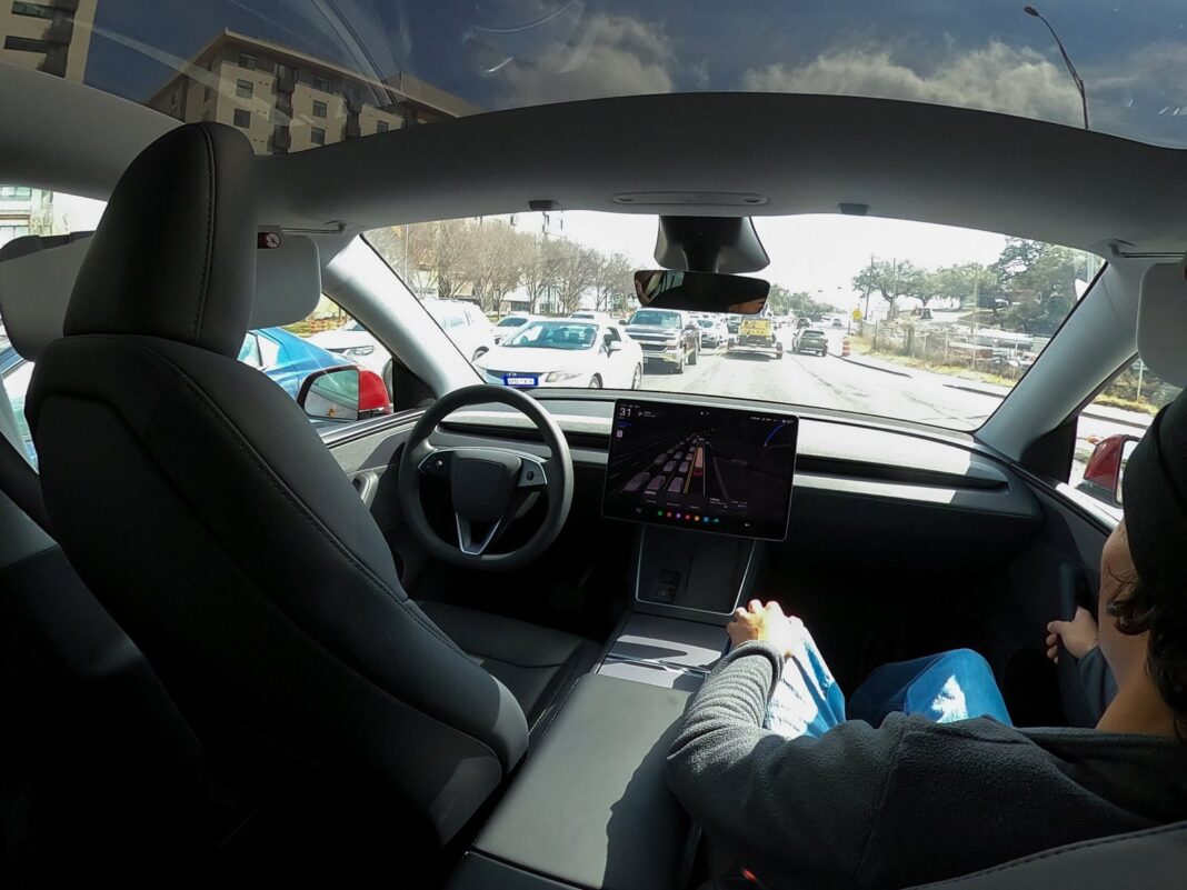 Robotaxi de Tesla circulando por una calle de Austin
