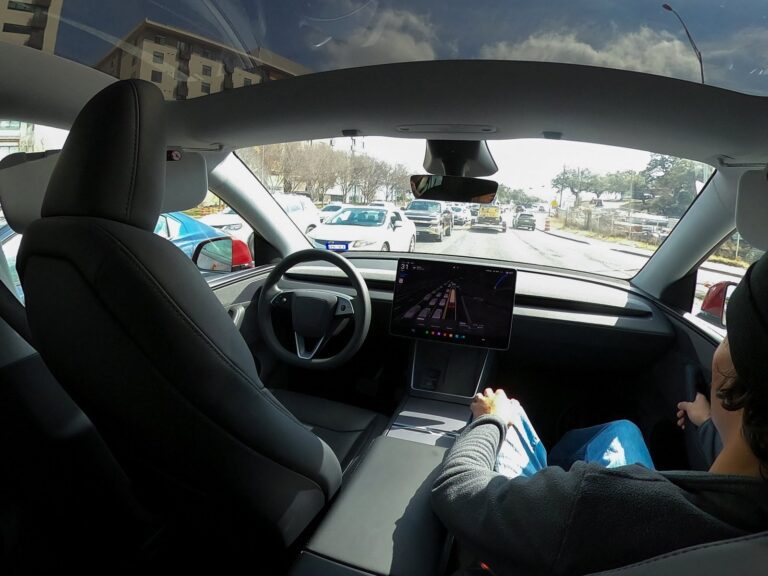 Robotaxi de Tesla circulando por una calle de Austin