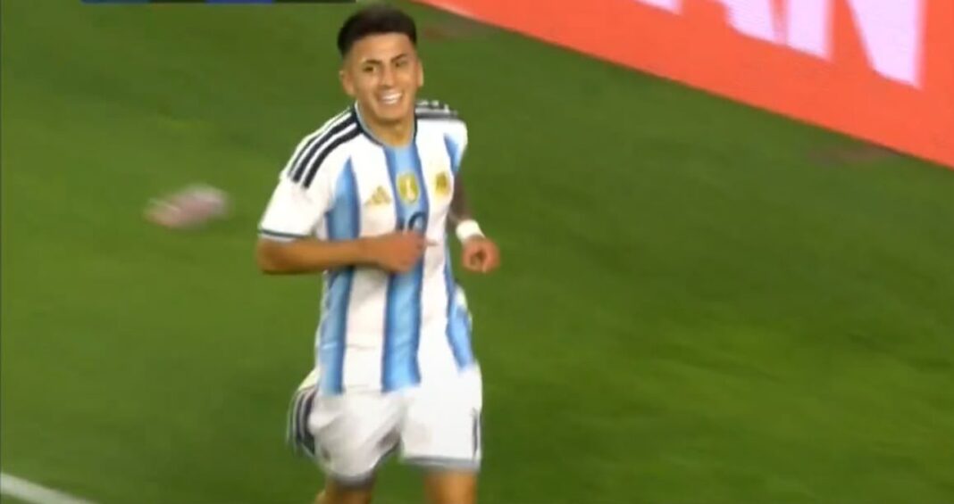 Thiago Almada celebra el gol que anotó para la Selección argentina ante Islandia