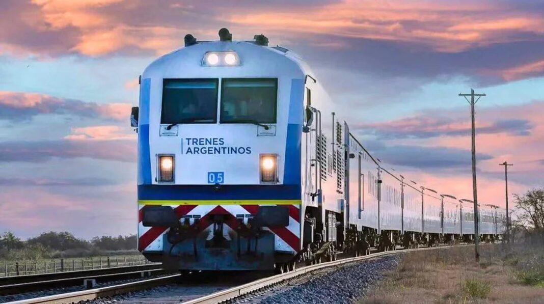Tren de larga distancia de Trenes Argentinos en estación