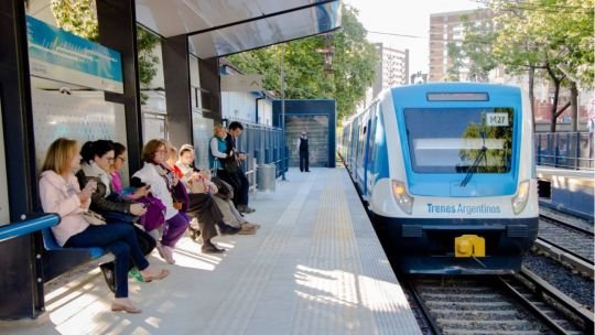 Patrulla de fiscalización de Trenes Argentinos a bordo de una formación ferroviaria