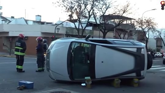 Personal del SAME asiste a heridos en la intersección de avenida Jujuy y Cátulo Castillo, Parque Patricios
