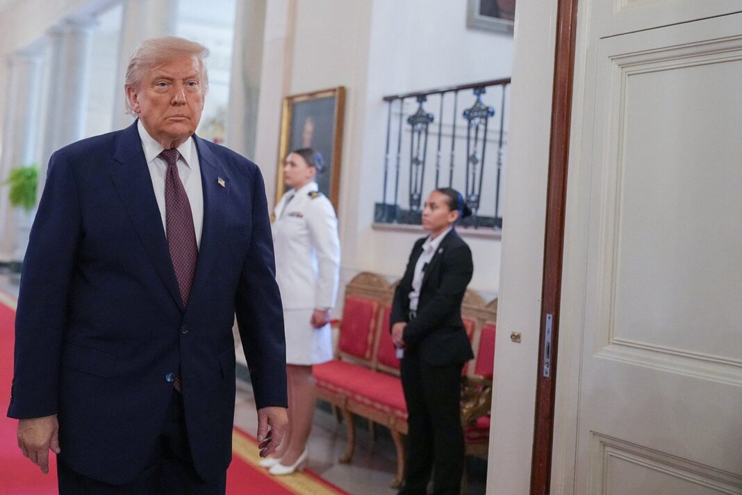 Donald Trump habla durante una conferencia de prensa en el Palacio de Versalles