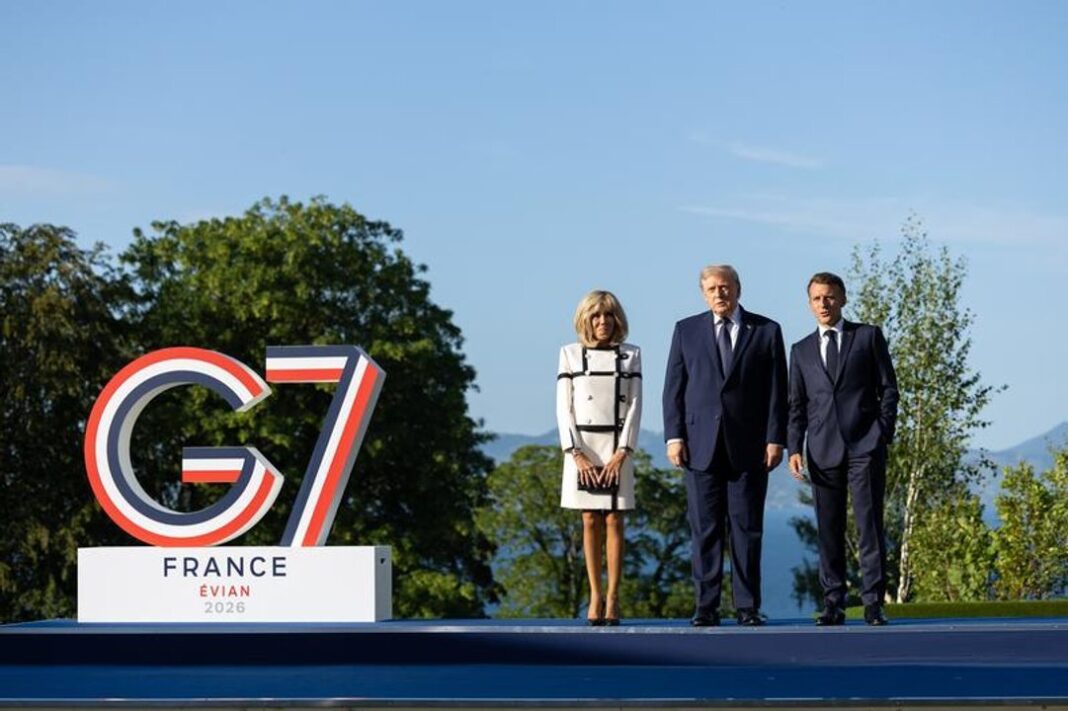 Imagen protocolar del G7 con Brigitte Macron, Donald Trump y Emmanuel Macron