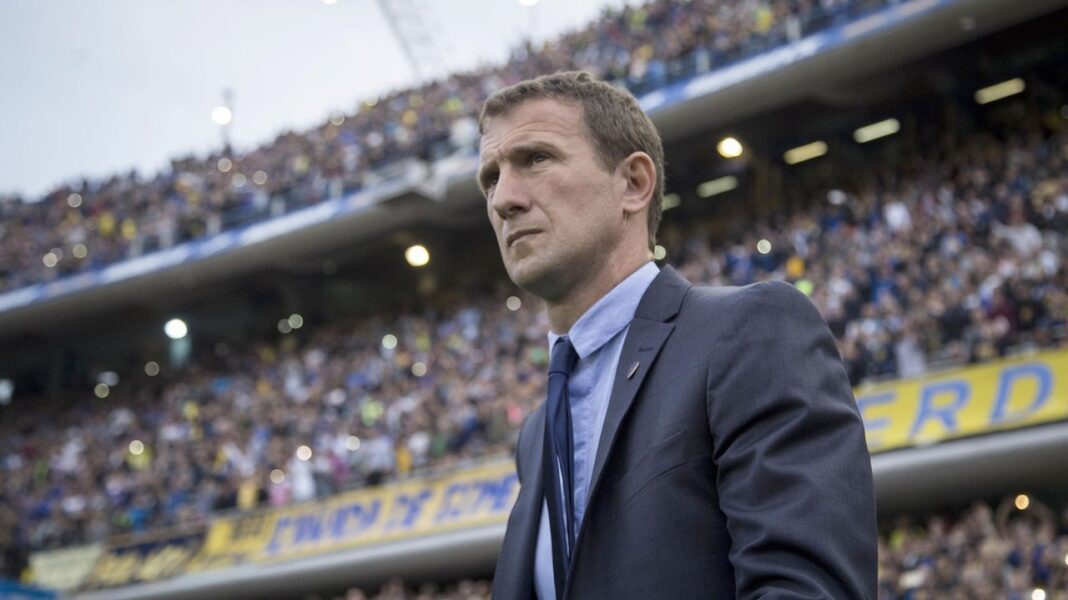 Rodolfo Arruabarrena y Amr Mokhtar en el campo de juego