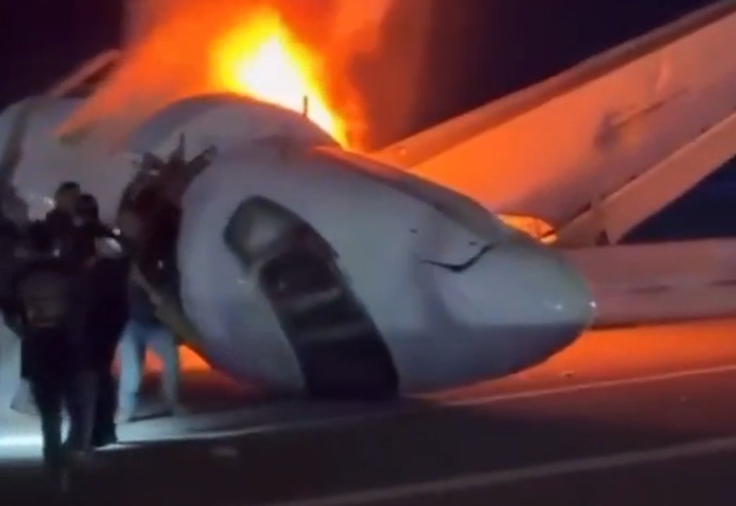 Avioneta incendiada en autopista de Laredo, Texas