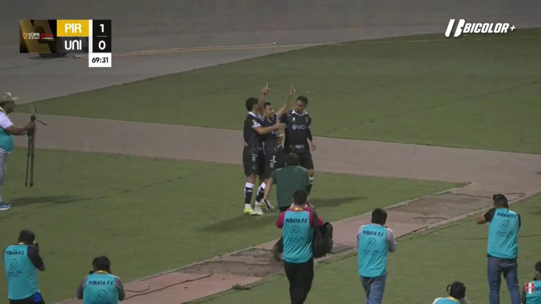 Jugadores de Universitario de Deportes y Pirata FC en el estadio Mansiche durante el partido de la Copa de la Liga 2026