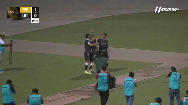 Jugadores de Universitario de Deportes y Pirata FC en el estadio Mansiche durante el partido de la Copa de la Liga 2026
