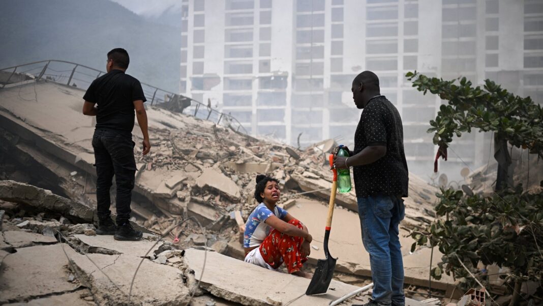 Personas excavan entre escombros de edificio colapsado en La Guaira, Venezuela, tras sismos de magnitud 7,2 y 7,5.