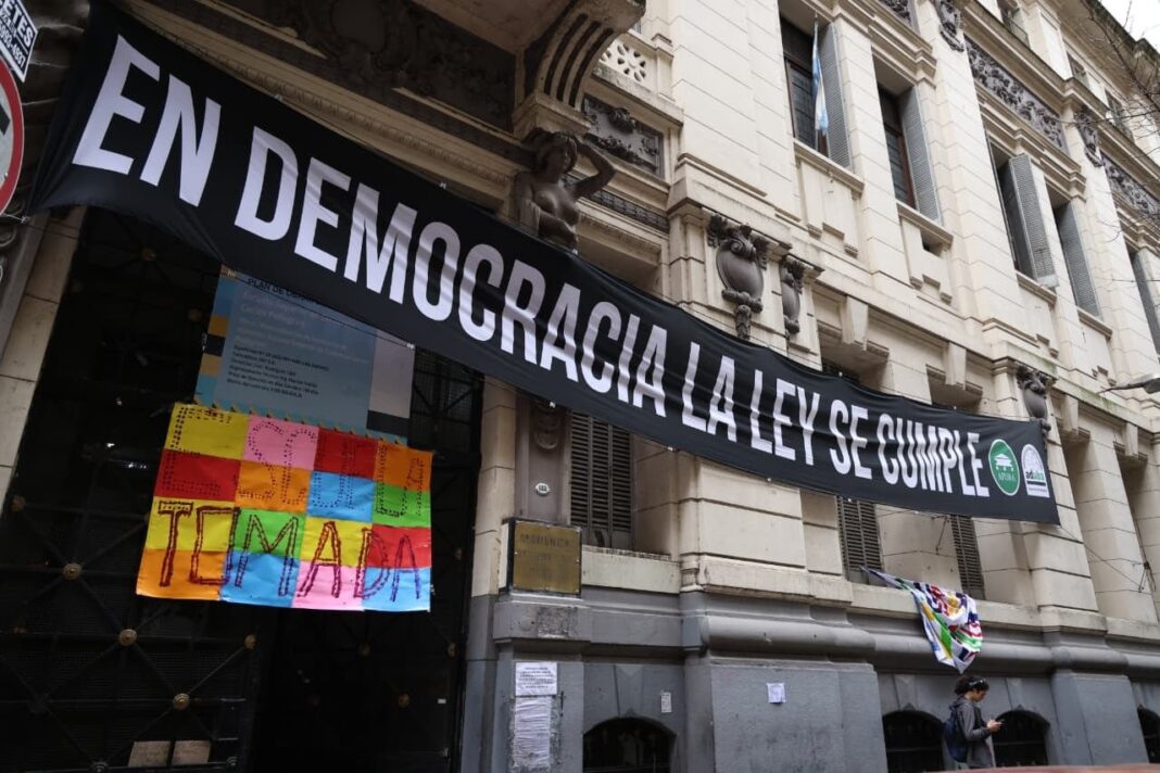 Vicerrector de la UNICEN en su despacho