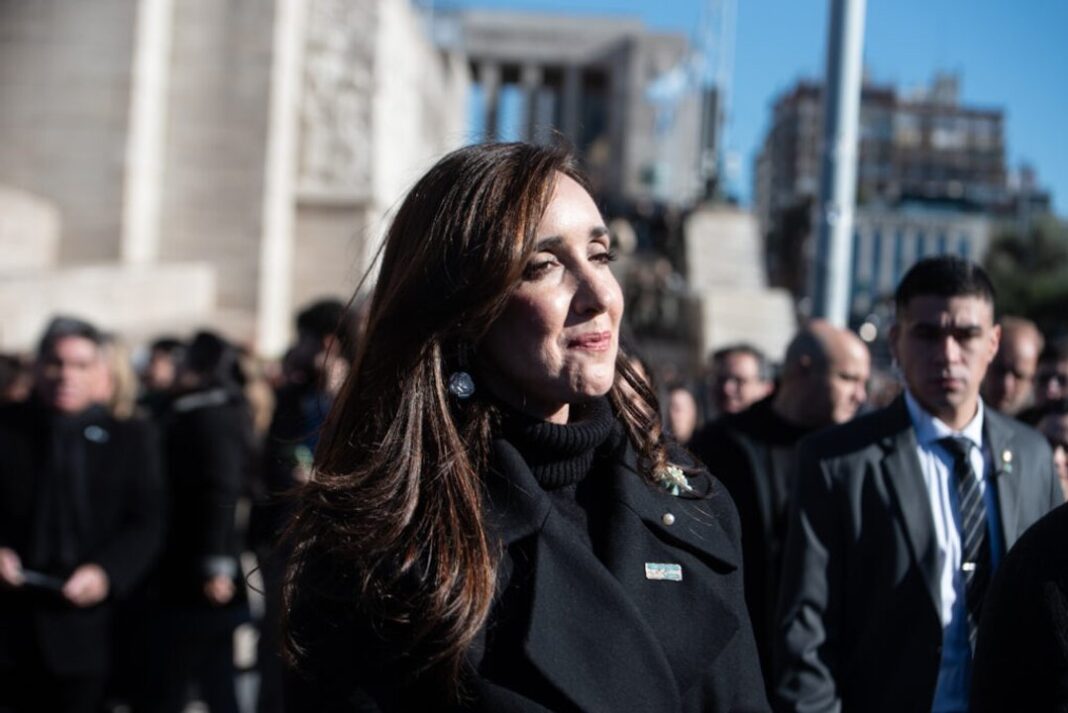 Vicepresidenta Victoria Villarruel de espaldas al presidente Javier Milei en el Monumento a la Bandera de Rosario